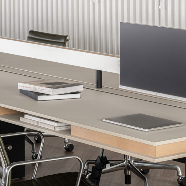 【ダーク】カラーコーディネートが魅力的なworkkitのオフィスデザイン4選