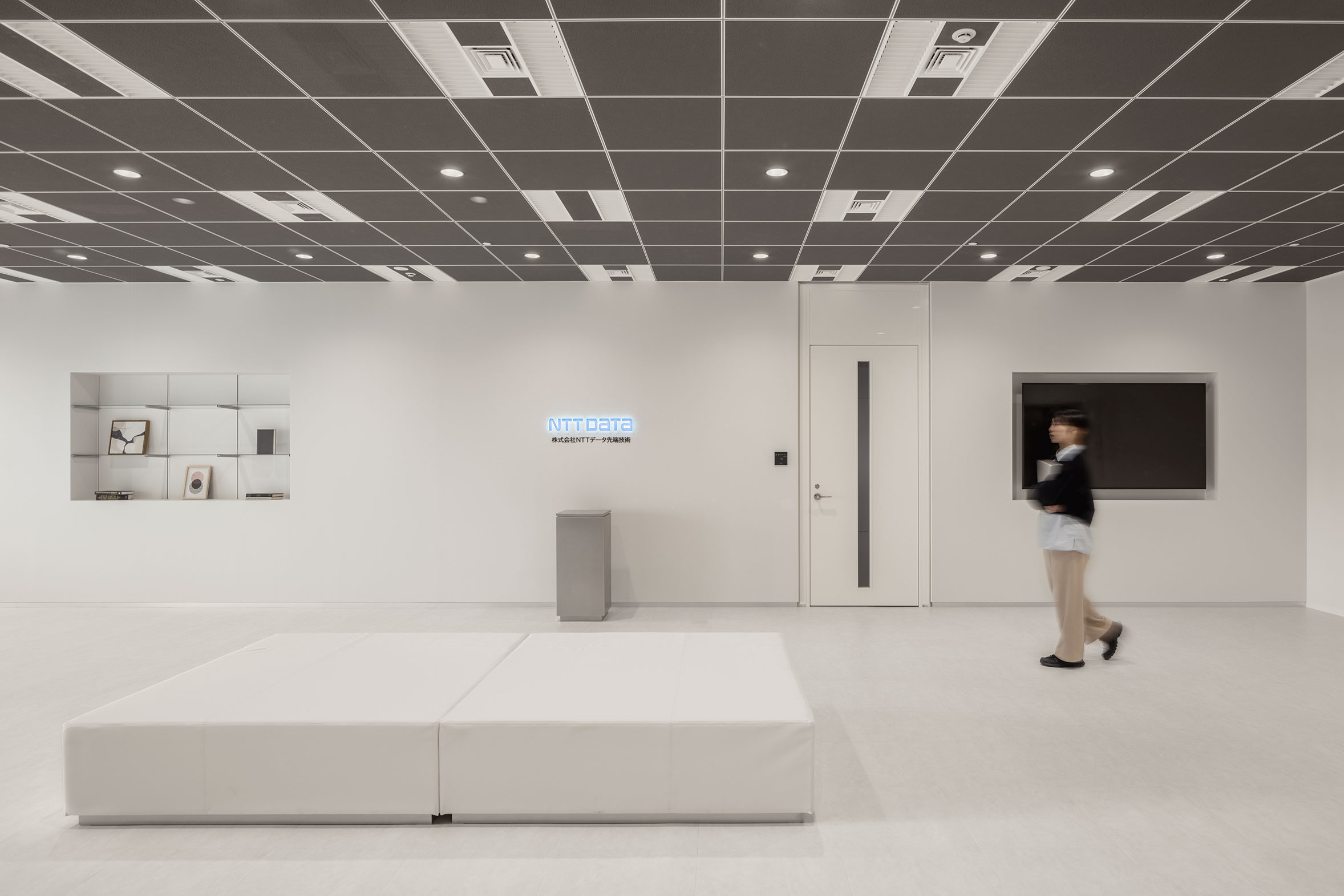 NTTデータ先端技術様エントランス