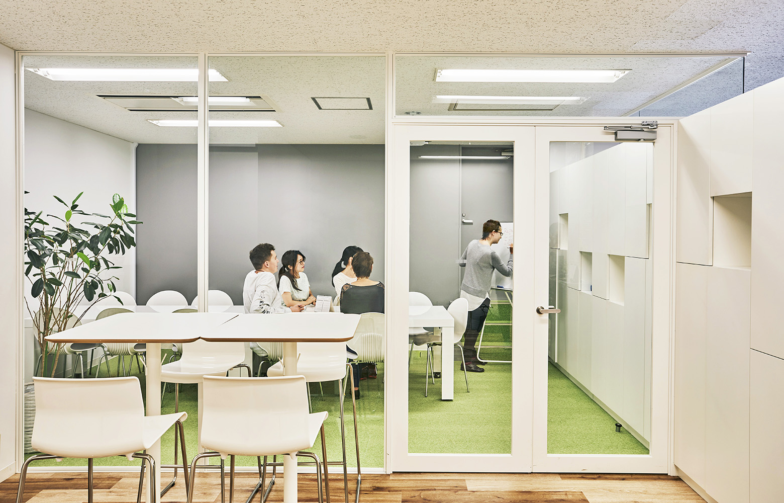 Sopexa Japon 株式会社 Meeting Room_3 デザイン・レイアウト事例