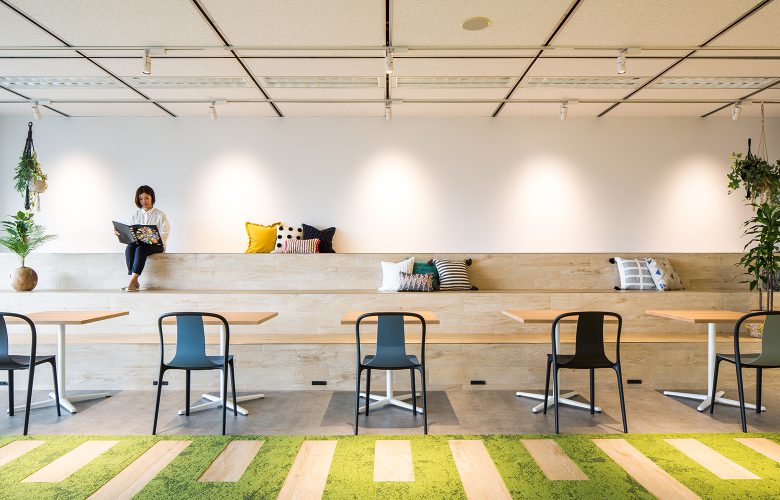 会社と人をつなぐ 企業案内のデザイン (DESIGN for
