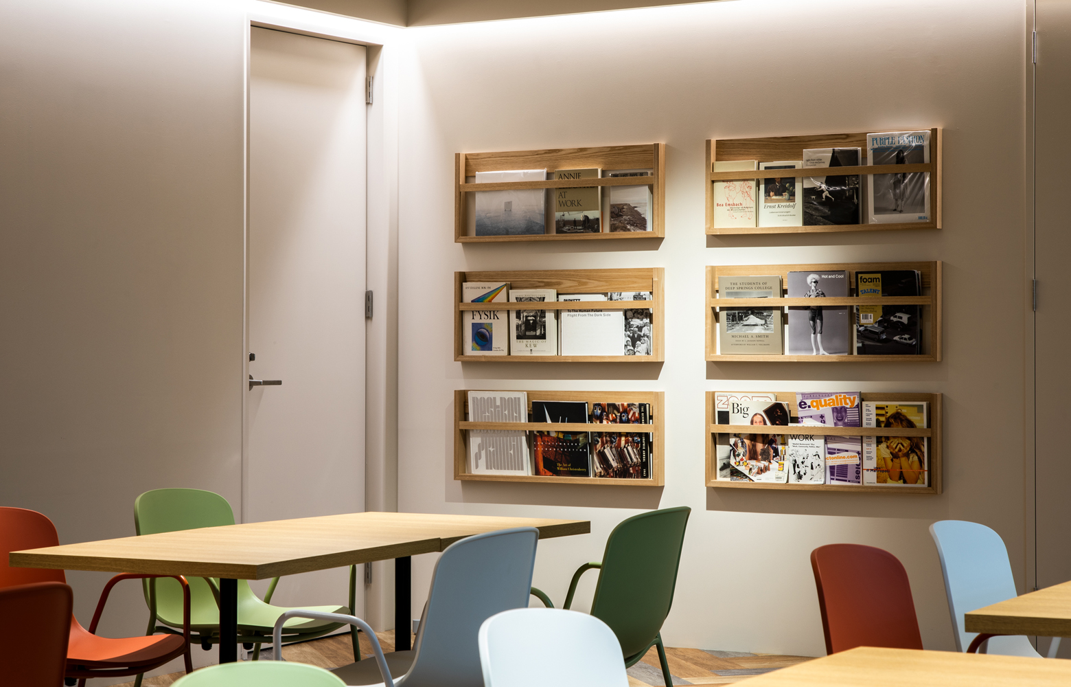 KLab株式会社 Fukuoka Office Free Space_Book Shelf デザイン・レイアウト事例