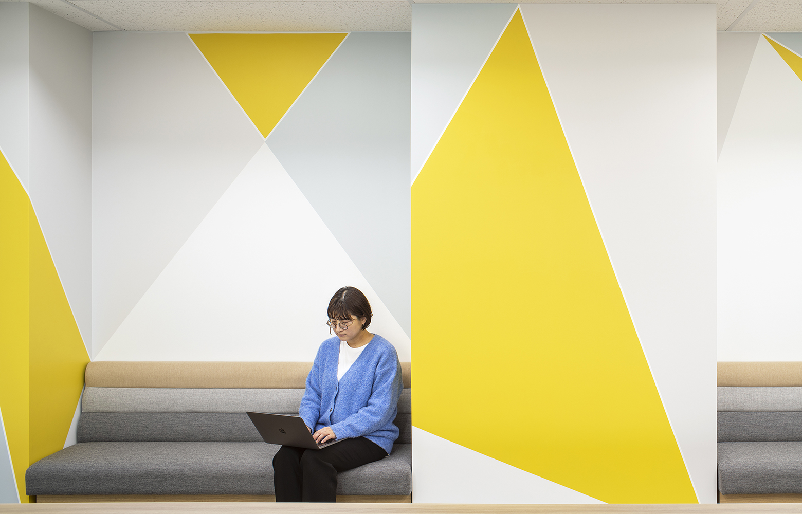 株式会社NTTデータ Kioicho Office Bench sofa_Graphic デザイン・レイアウト事例