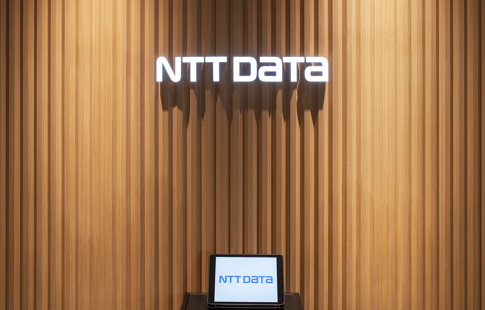 株式会社NTTデータ Kioicho Office Entrance デザイン・レイアウト事例